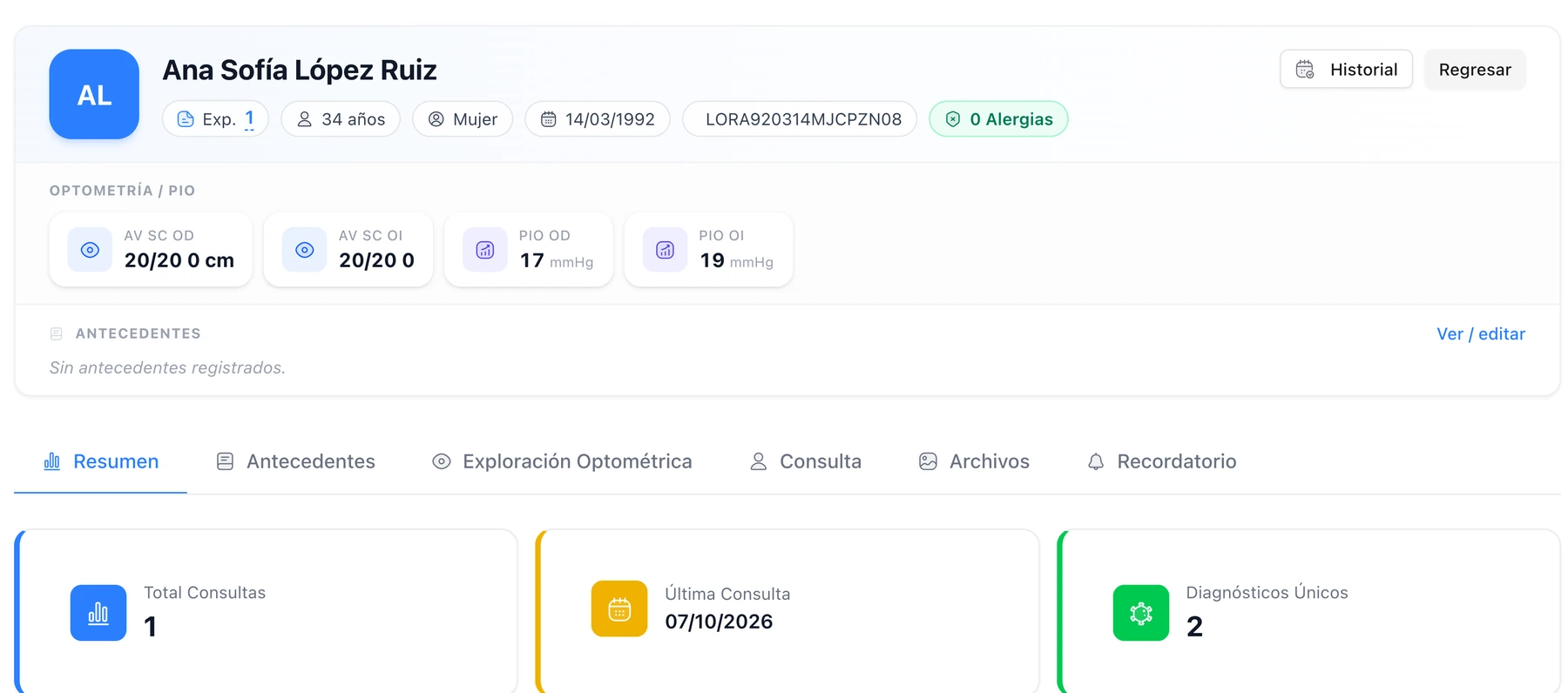 Consulta oftalmológica con agudeza visual sin corrección y presión intraocular de cada ojo, pestañas de exploración y resumen